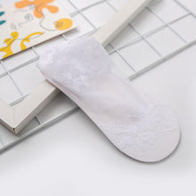 Load image into Gallery viewer, 5 Pairs Women Thin Leaves Lace Invisible Non-slip Socks
