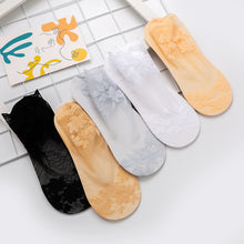 Load image into Gallery viewer, 5 Pairs Women Thin Leaves Lace Invisible Non-slip Socks